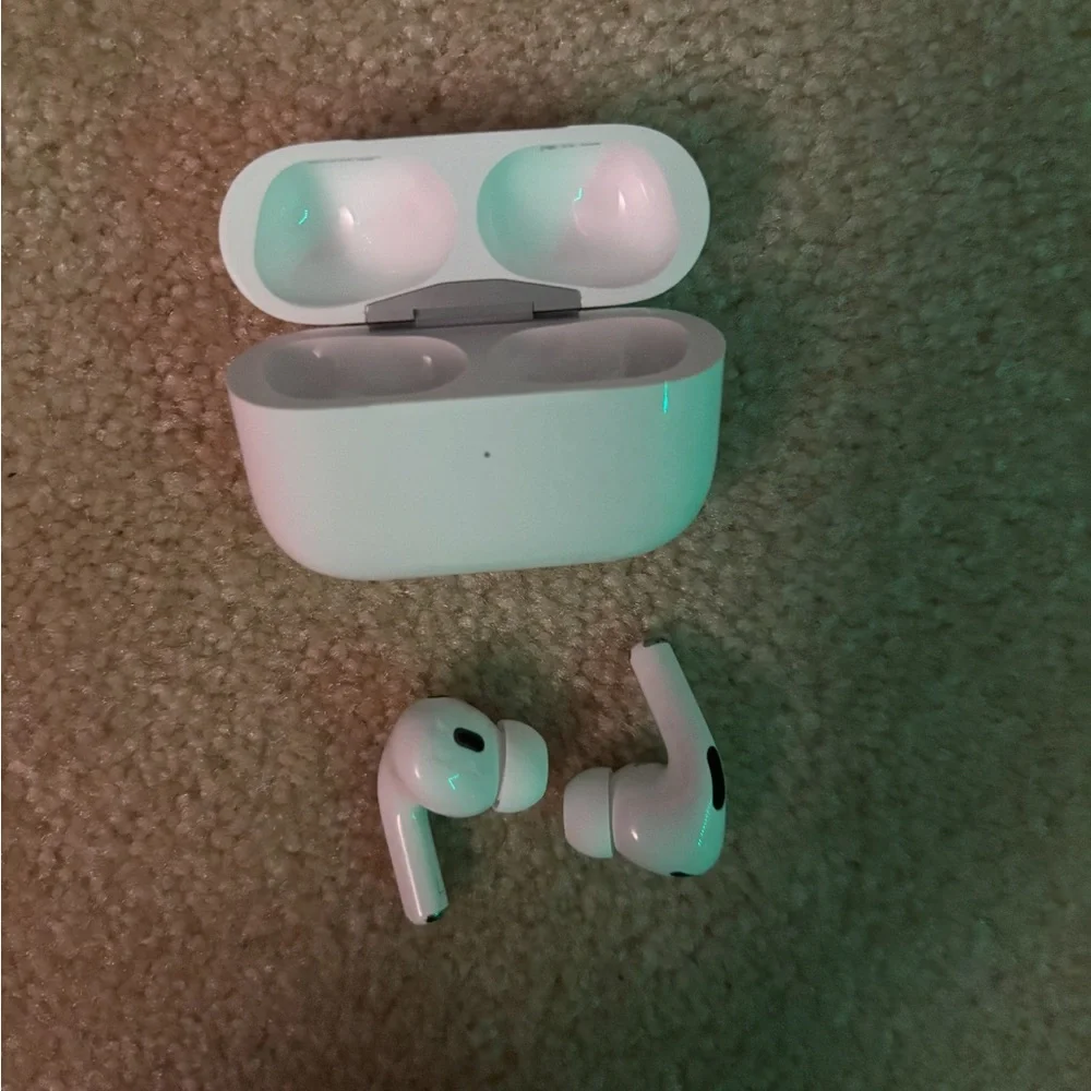 Apple Black Wireless Earbuds with Noise Cancellation